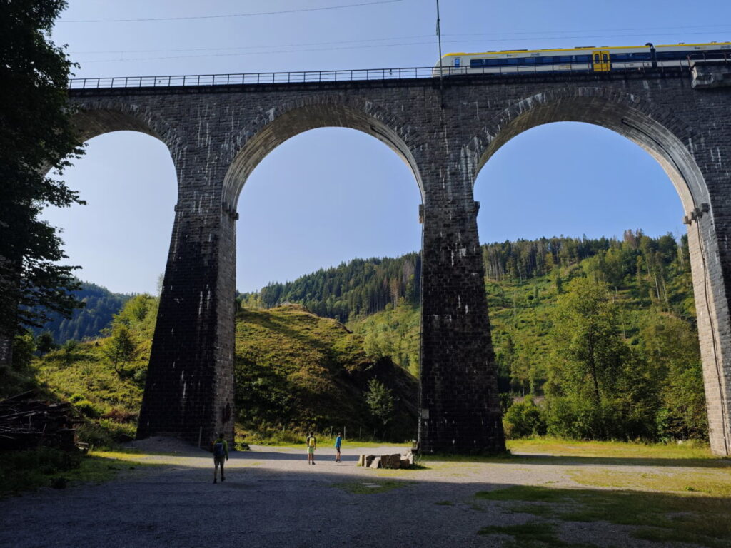 Das ist die imposante Ravennabrücke - oben fährt der Zug, unten führt die Wanderung zur Ravennaschlucht